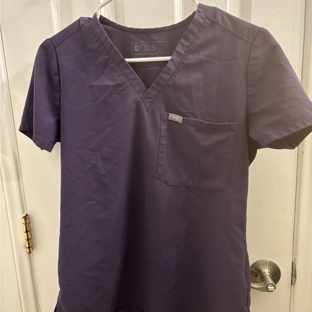 Women figs scrub top